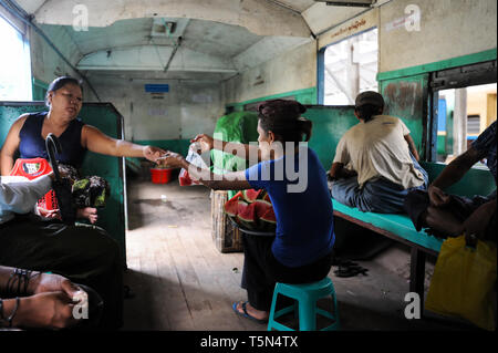 02.09.2013, Yangon, Repubblica dell' Unione di Myanmar, Asia - Una donna è la vendita di fette di cocomero all'interno di un compartimento del treno sulla linea Circle. Foto Stock