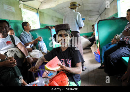 02.09.2013, Yangon, Repubblica dell' Unione di Myanmar, Asia - Una donna è la vendita di fette di cocomero all'interno di un compartimento del treno sulla linea Circle. Foto Stock