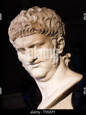 Busto in marmo dell'Imperatore Nerone nella Sala degli Imperatori. Curia del Foro Romano, Roma Italia Foto Stock