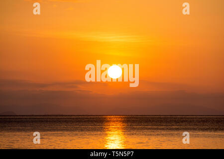 Perhentian Island, Malesia - Febbraio 15th, 2015 : tramonto bella vista sulla spiaggia e le barche in Perhentian Besar, Perhentian Island, Terengganu, Malaysia Foto Stock