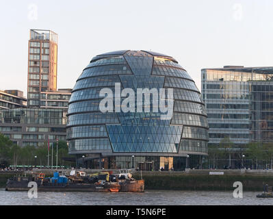 London, Regno Unito - 21 APR 2019: City Hall, il quartier generale della Greater London Authority, che comprende il sindaco di Londra e il gruppo di Londra. Foto Stock