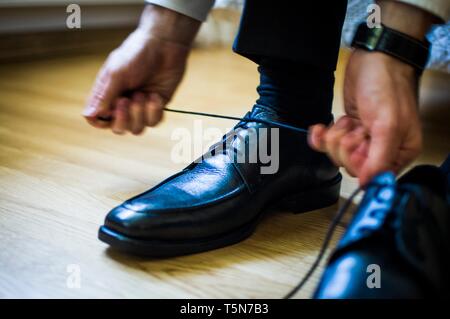 L'uomo lace up scarpa nel suo giorno di nozze Foto Stock