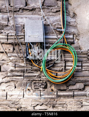 Nozze, Berlin.cablaggio elettrico nel cortile interno di fatiscenti vecchio edificio industriale accanto al fiume Panke a Gerichtstrasse 23.Costruzione di dettaglio. Foto Stock