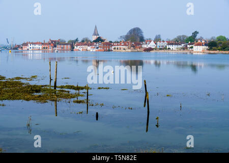 Vista piuttosto vecchio borgo attraverso Bosham Creek ad alta marea nel porto di Chichester. Bosham, West Sussex, in Inghilterra, Regno Unito, Gran Bretagna Foto Stock