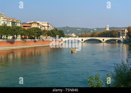 Vista del Ponte della Vittoria o la vittoria ponte sul fiume Adige a Verona. Italia Foto Stock