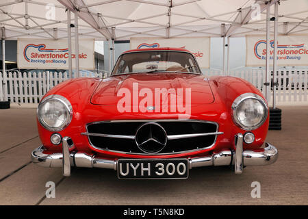 Vista frontale di un bel rosso 1954 Mercedes-Benz 300SL Gullwing che sarà in vendita nel 2029 Silverstone classico auto asta Foto Stock