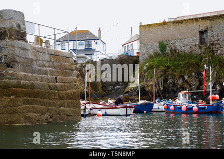 L'ingresso al porto Coverack, la lucertola, Cornwall, Regno Unito Foto Stock