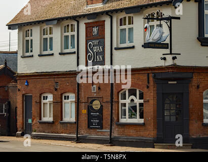 Una vista di The Swan Inn, un public house si trova vicino al fiume Bure nella Broads villaggio di Horning in Norfolk. The Swan Inn dispone di un vasto fiume f Foto Stock