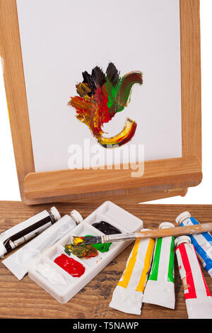 Vernici acriliche su un cavalletto - isolato su un backgrond bianco Foto Stock