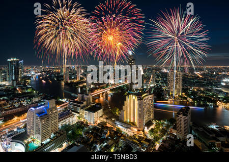 Bellissimi fuochi d'artificio celebrando Loy Krathong festival o il nuovo anno lungo il Fiume Chao Phraya a Bangkok, in Thailandia Foto Stock