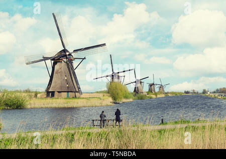 Paesi Bassi il mulino a vento tradizionale paesaggio a Kinderdijk vicino a Rotterdam nei Paesi Bassi. Foto Stock