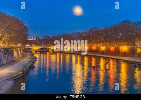 Colorata Notte di Luna barca a remi Ponte Sant Angelo Tevere Roma Illuminata Italia. Primo ponte costruito dall'Imperatore Adriano nel 134 d.c. Foto Stock