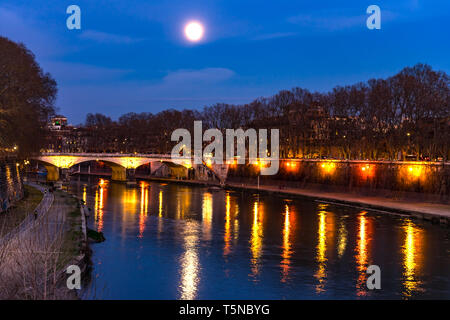 Colorata Notte di Luna barca a remi Ponte Sant Angelo Tevere Roma Illuminata Italia. Primo ponte costruito dall'Imperatore Adriano nel 134 d.c. Foto Stock