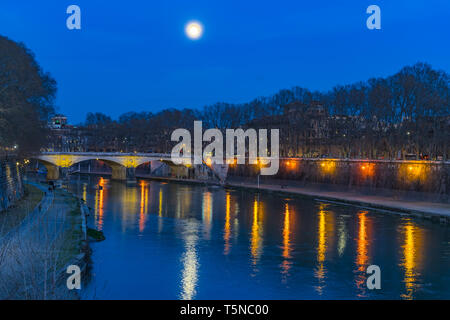 Colorata Notte di Luna barca a remi Ponte Sant Angelo Tevere Roma Illuminata Italia. Primo ponte costruito dall'Imperatore Adriano nel 134 d.c. Foto Stock