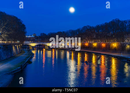 Colorata Notte di Luna barca a remi Ponte Sant Angelo Tevere Roma Illuminata Italia. Primo ponte costruito dall'Imperatore Adriano nel 134 d.c. Foto Stock