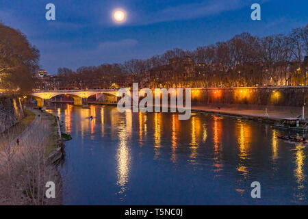 Colorata Notte di Luna barca a remi Ponte Sant Angelo Tevere Roma Illuminata Italia. Primo ponte costruito dall'Imperatore Adriano nel 134 d.c. Foto Stock