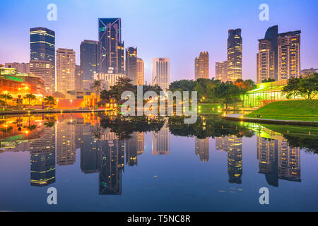 Kuala Lumpur, Malesia cityscape di sera. Foto Stock