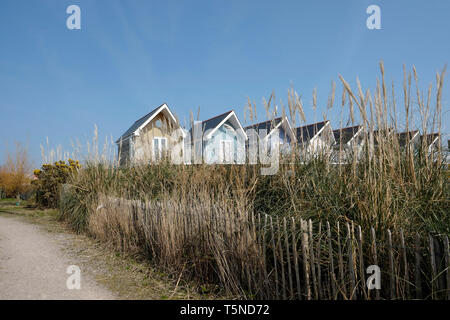 Due piani spiaggia di lusso di capanne sul mare Duver, vista mare, l'Isola di Wight. Foto Stock