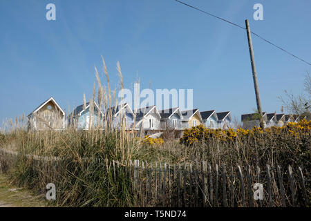 Due piani spiaggia di lusso di capanne sul mare Duver, vista mare, l'Isola di Wight. Foto Stock
