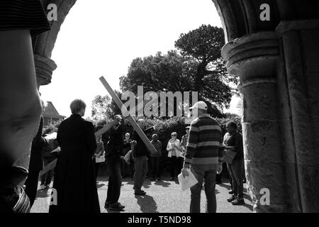 Processione di testimonianza in occasione religiosa, Venerdì Santo 2019, Shanklin, Isle of Wight, Regno Unito. Foto Stock