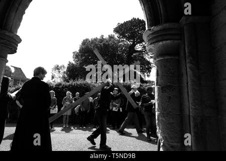 Processione di testimonianza in occasione religiosa, Venerdì Santo 2019, Shanklin, Isle of Wight, Regno Unito. Foto Stock