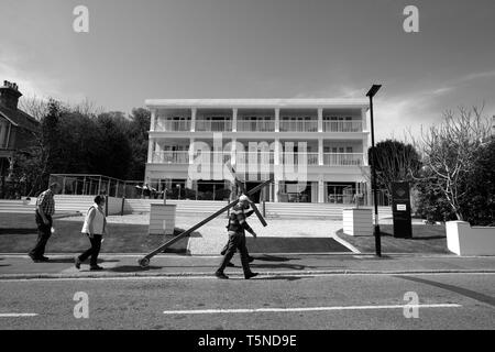 Processione di testimonianza in occasione religiosa, Venerdì Santo 2019, Shanklin, Isle of Wight, Regno Unito. Foto Stock