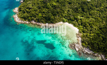 Tropicale sulla spiaggia di sabbia con palme e acqua cristallina in Malesia Foto Stock