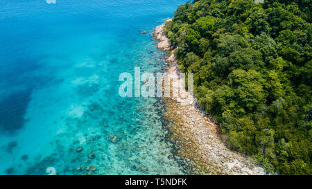 Vista aerea della spiaggia tropicale in Malaysia. Isola Perhentina Foto Stock