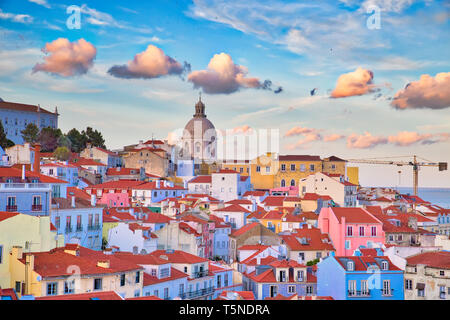 Scenic Alfama lookout con San Vicente (Saint Vincent) statua e Sao Vicente de Fora una chiesa sullo sfondo Foto Stock