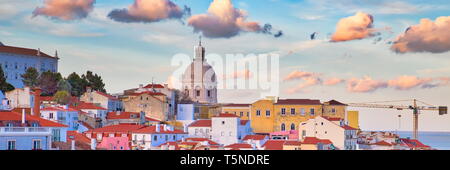 Scenic Alfama lookout con San Vicente (Saint Vincent) statua e Sao Vicente de Fora una chiesa sullo sfondo Foto Stock