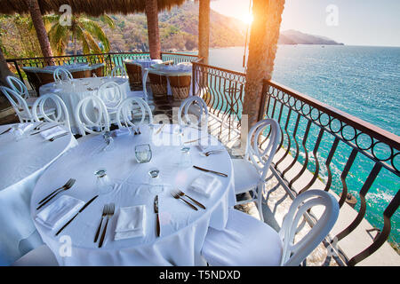 Puerto Vallarta, romantico ristorante di lusso affacciato sulla scenica paesaggi oceano vicino alla baia di Banderas Foto Stock