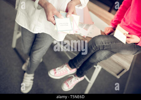 Nonna e nipote holding delle flashcards giochi Foto Stock