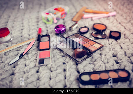 Close up di diversi articoli cosmetici sdraiato sul pavimento Foto Stock