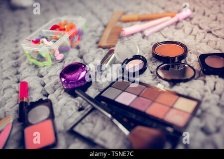 In prossimità di elementi per il trucco e acconciatura sdraiato sul pavimento Foto Stock
