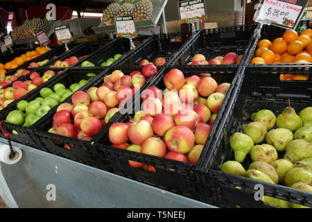 Frutta fresca, le mele e le pere e arance vengano venduti al mercato Queen Victoria Melbourne Victoria Australia Foto Stock