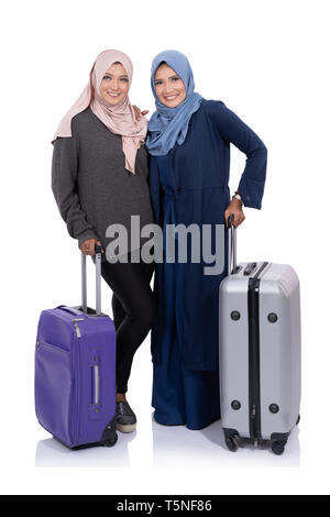 Sorridente donna asiatica hijab con suitccase Foto Stock