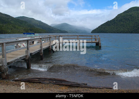 Un molo in legno dal Lago Hermoso (letteralmente il bel lago), in Nahueñ Huapi National Park. La Patagonia argentina. Foto Stock