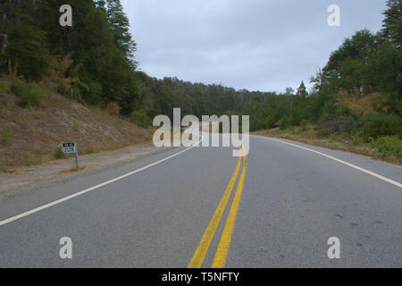 Una strada tortuosa in un giorno nuvoloso vicino a Villa Angostura, in Patagonia Argentina. Foto Stock