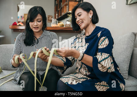 Rendendo ketupat indonesiano tradizionale cibo insieme Foto Stock