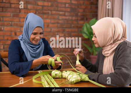 Rendendo musulmano ketupat tradizionale o torta di riso Foto Stock