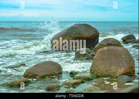 Mare roccioso riva, l'onda batte contro le pietre Foto Stock