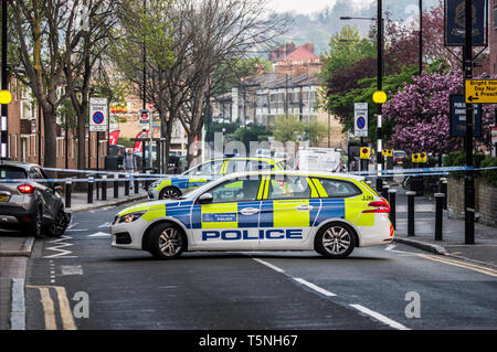 Incidente di auto con due auto della polizia e la scena isolato con nastro di polizia su Park Road in Crouch fine London REGNO UNITO Foto Stock