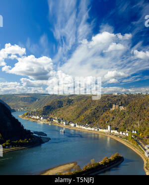 La Lorelei (Loreley tedesco) ripida roccia ardesia sulla riva destra del fiume Reno nella gola del Reno (o Medio Reno) a Sankt Goarshausen in tedesco Foto Stock