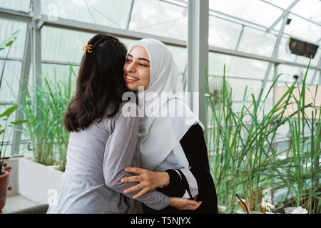 Donna agitare la mano e baciare perdonando ogni altro Foto Stock