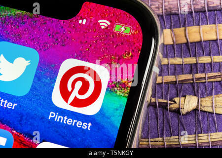 Sankt-Petersburg, Russia, febbraio 17, 2019: Pinterest icona applicazione su Apple iPhone X lo schermo dello smartphone. Pinterest Icona app. Pinterest è la popu Foto Stock