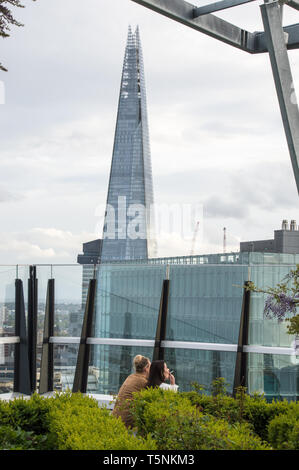 Moderno design strutturale edificio Shard come visto dalla cima del tetto del XV piano in Fen corte giardino sul tetto Foto Stock