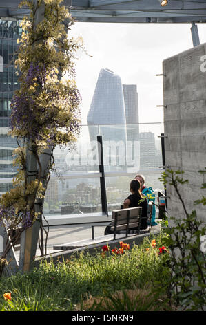 Londra Southbank torre vista dal giardino sul tetto a Fen corte Foto Stock