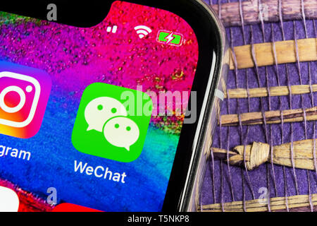 Sankt-Petersburg, Russia, febbraio 17, 2019: Wechat messenger icona applicazione su Apple iPhone X lo schermo dello smartphone di close-up. Wechat messenger icona app Foto Stock