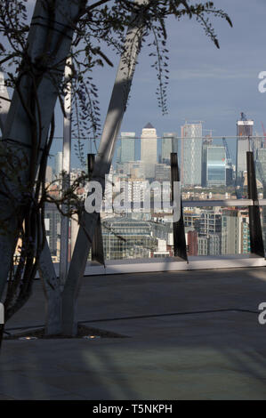 Londra secondaria del quartier generale finanziario canary wharf come si vede dal Fen corte tetto edificio superiore Foto Stock