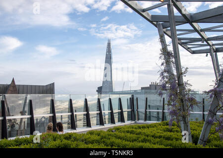 Moderno design strutturale edificio Shard come visto dalla cima del tetto del XV piano in Fen corte giardino sul tetto Foto Stock